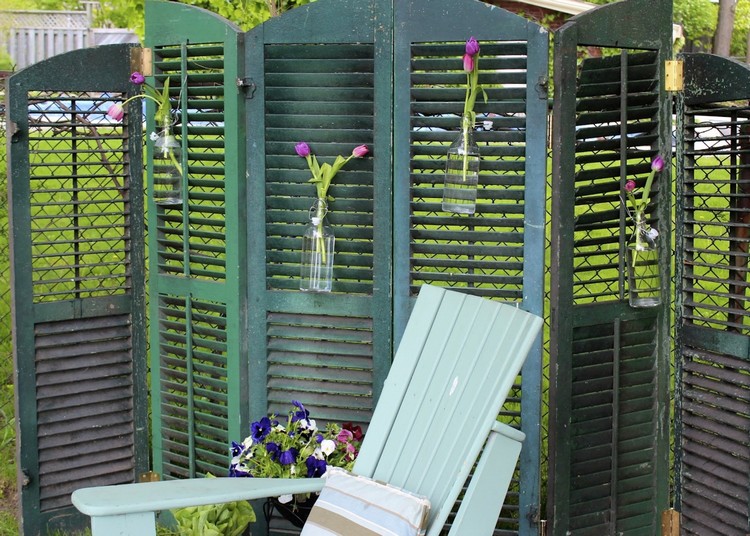 paravent-jardin-bois-rétro-vert-chaise-ambiance-romantique