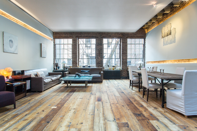 parquet bois massif -aspect-usé-rustique-canapés-cuir-gris-style-loft