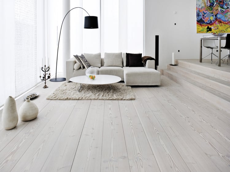 parquet bois massif -blanchi-style-nordique-canapé-blanc-lampadaire-noir