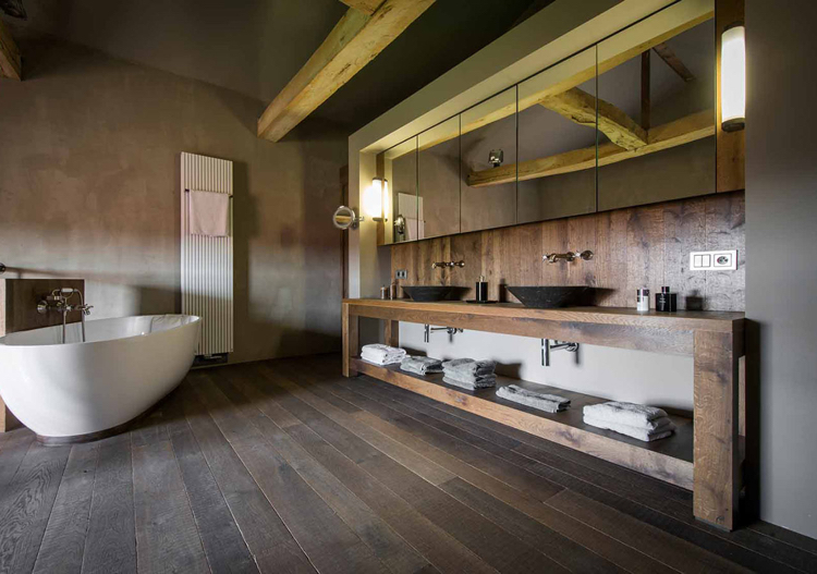 parquet bois massif -style-rustique-salle-bains-meuble-sous-vasque-bois-massif