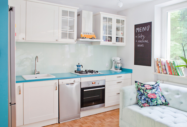 plan de travail cuisine -bleu-armoires-cuisine-blanches-crédence-bleu-pâle