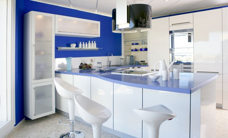 plan de travail cuisine -bleu-clair-peinture-murale-bleu-royal-placards-blancs