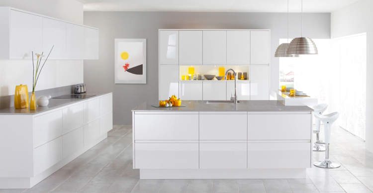 plan de travail cuisine -gris-clair-armoires-cuisine-blanches-sans-poignées-accessoires-jaunes