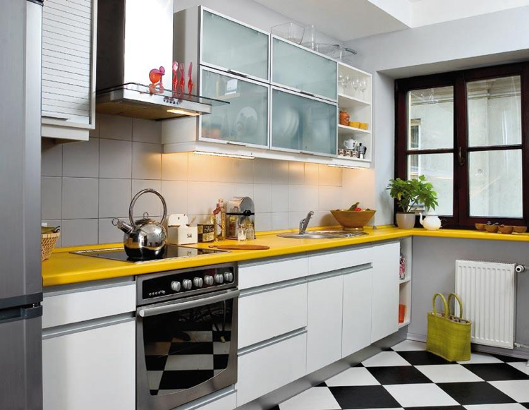 plan de travail cuisine -jaune-crédence-carrelage-gris-armoires-blanches
