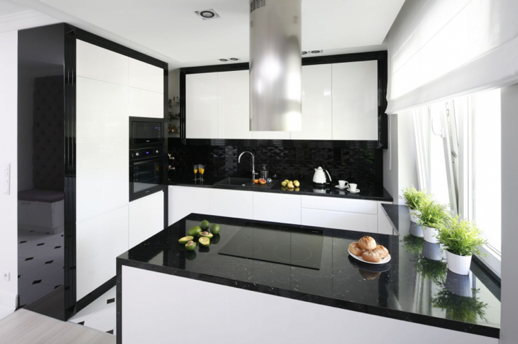 plan de travail cuisine -noir-crédence-mosaique-noire-armoires-blanches