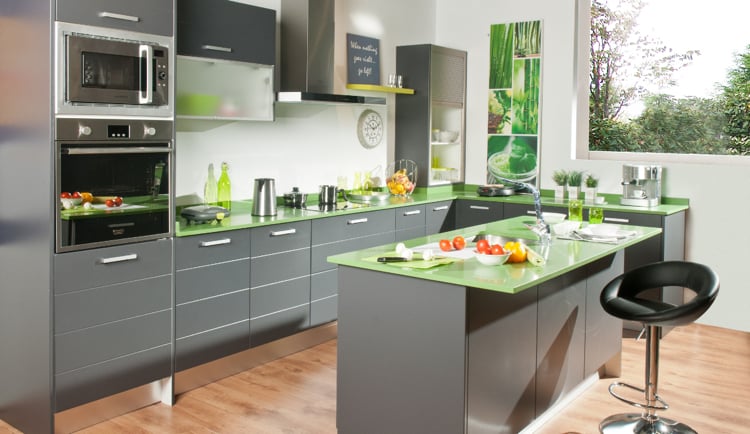 plan de travail cuisine -vert-armoires-cuisine-grises-îlot-gris