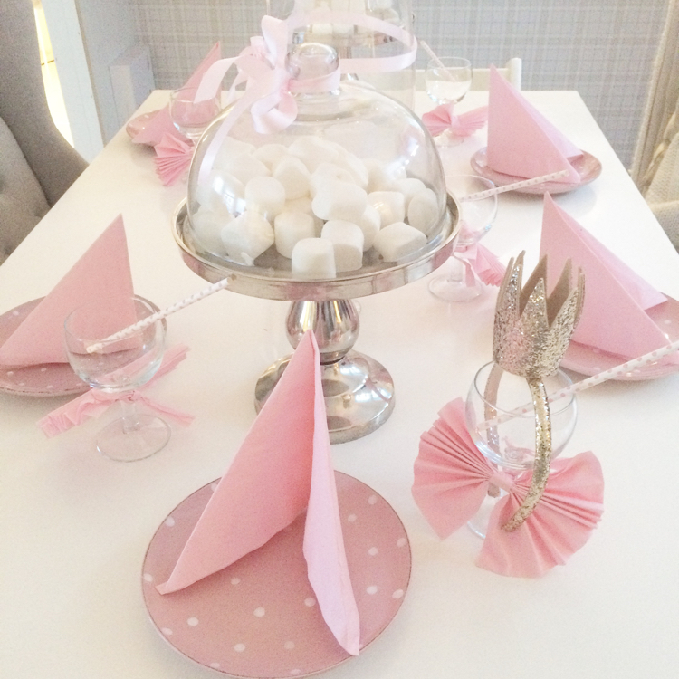 pliage de serviette facile -anniversaire-petite-fille-noeuds-roses-sucreries