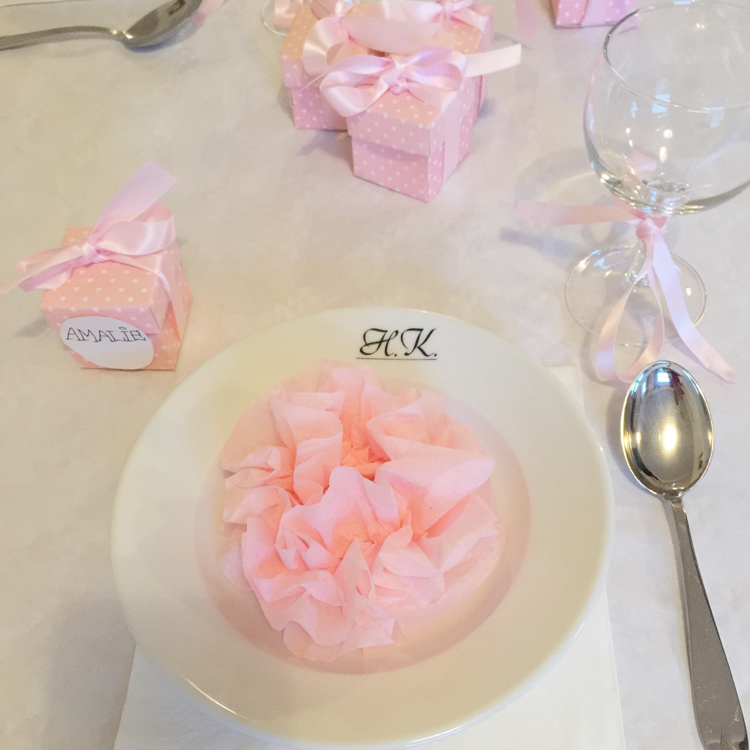pliage de serviette facile -fleur-serviette-rose-pastel