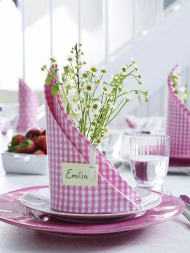 pliage de serviette facile -pochette-bouquet-marguerites-vaisselle-blanc-rose