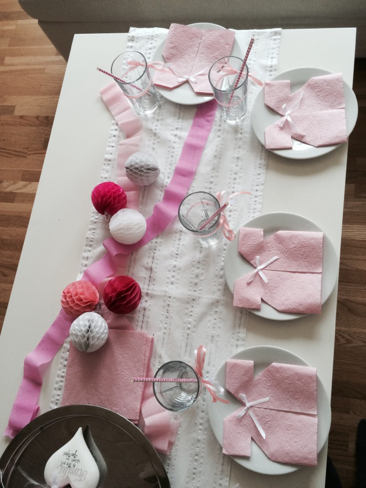 pliage de serviette facile -robe-bébé-fille-rose-chemin-table-blanc-déco-rubans-boules-papier