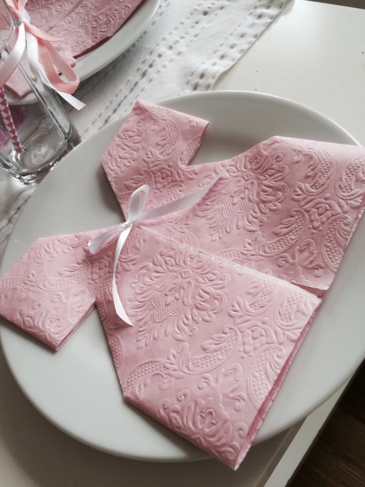 pliage de serviette facile -robe-bébé-fille-rose-noeud