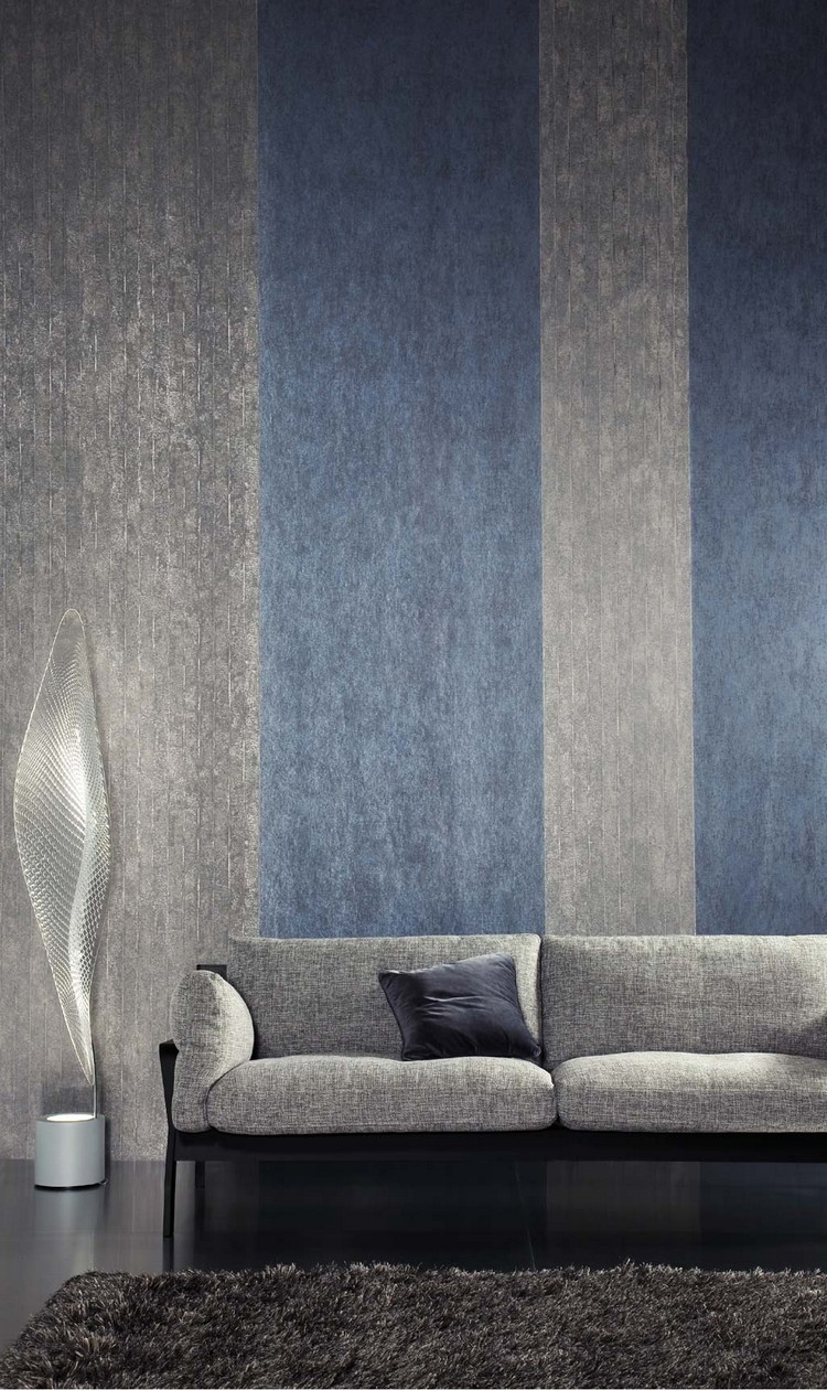 pose-papier-peint-gris-bleu-béton-canapé-droit-tapis