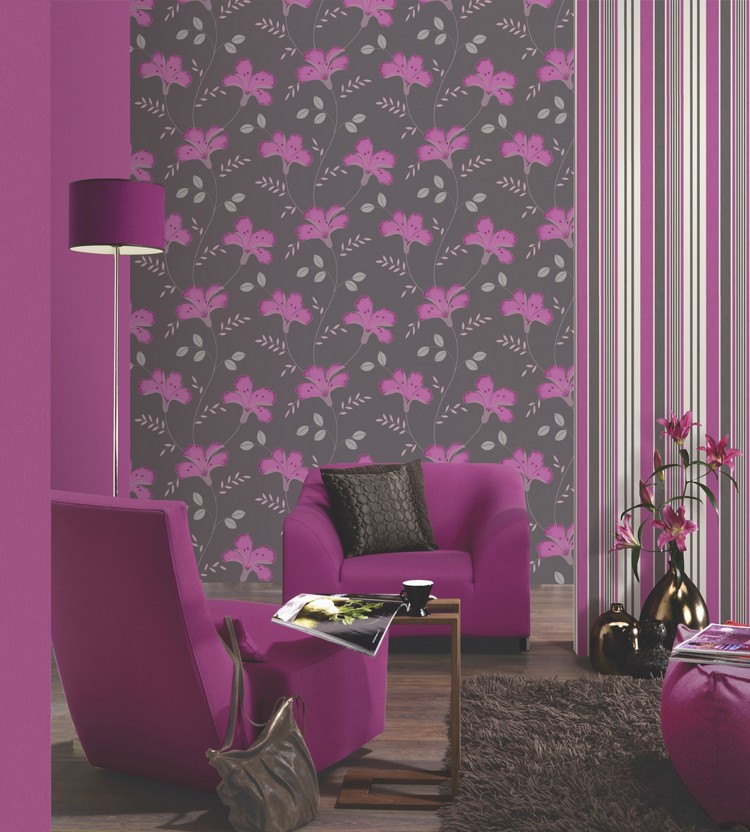 pose-papier-peint-motifs-fleurs-canapé-fauteuils-rose