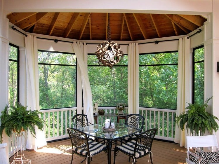 rideau-veranda-blanc-meubles-rotin-ambiance-coloniale
