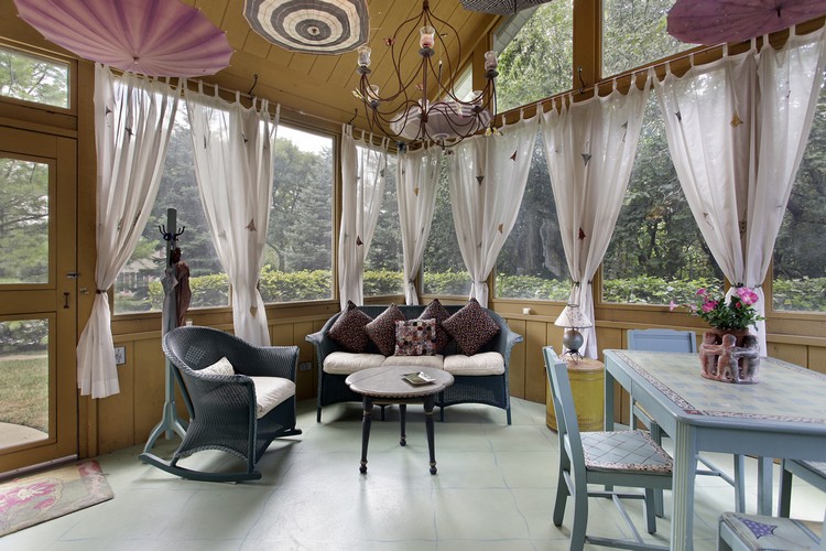 rideau-veranda-blanc-transparent-motifs-meubles-bois