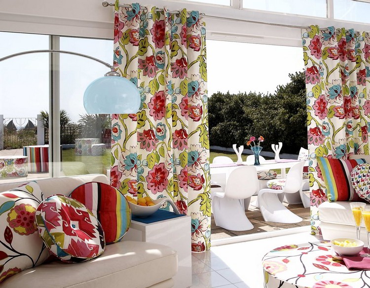 rideau-veranda-coloré-motifs-fleurs-coussins-décoratifs