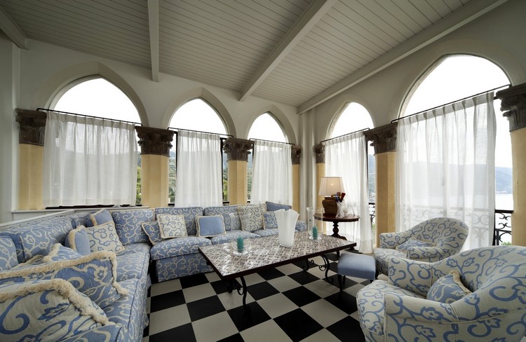 rideau-veranda-mobilier-design-table-rectangulaire-coussins