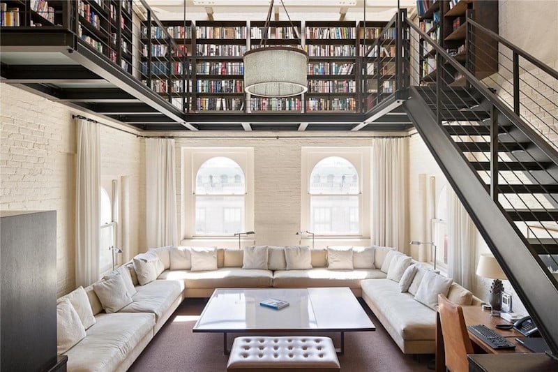 salon-bibliothèque-déco-mezzanine-escalier-métallique-parement-brique-blanche