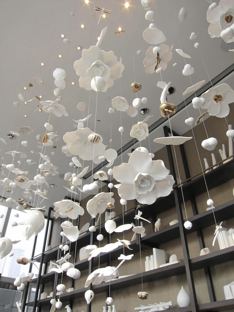 salon-international mobilier contemporain - lustre-blanc-coupelles-florales-Shanghai