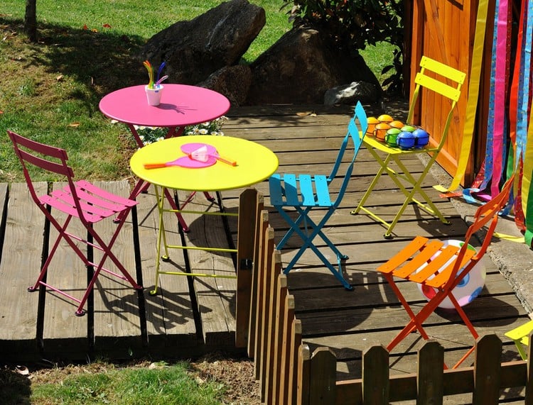 salon-jardin-enfant-design-multicolore-terrasse-bois