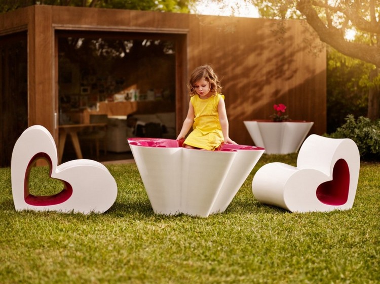 salon-jardin-enfant-design-table-coeur-chaises