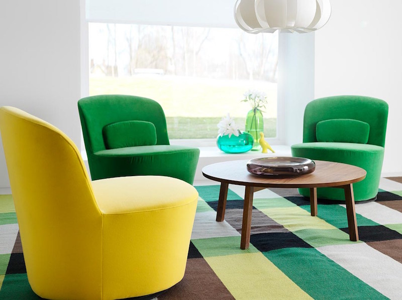 table basse ronde bois-combinée-fauteuils-verts-jaunes