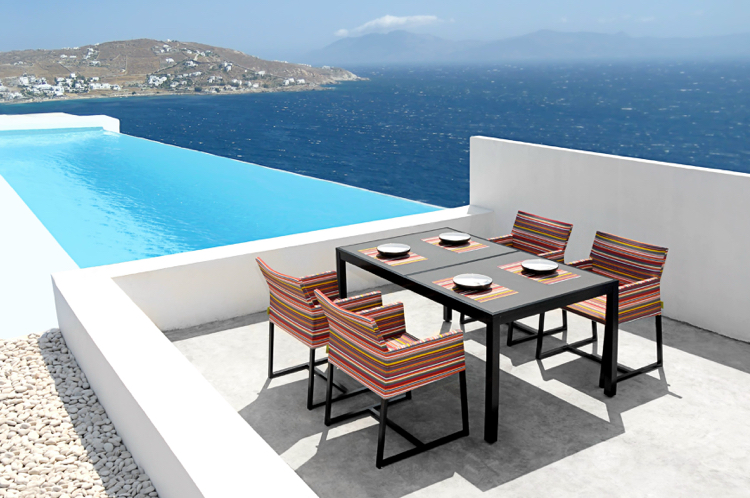 table jardin design -rectangulaire-chaises-tapissées-toit-terrasse-allux