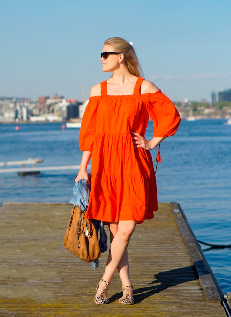 tenue de plage femme -robe-orange-épaule-dénudée-sandales