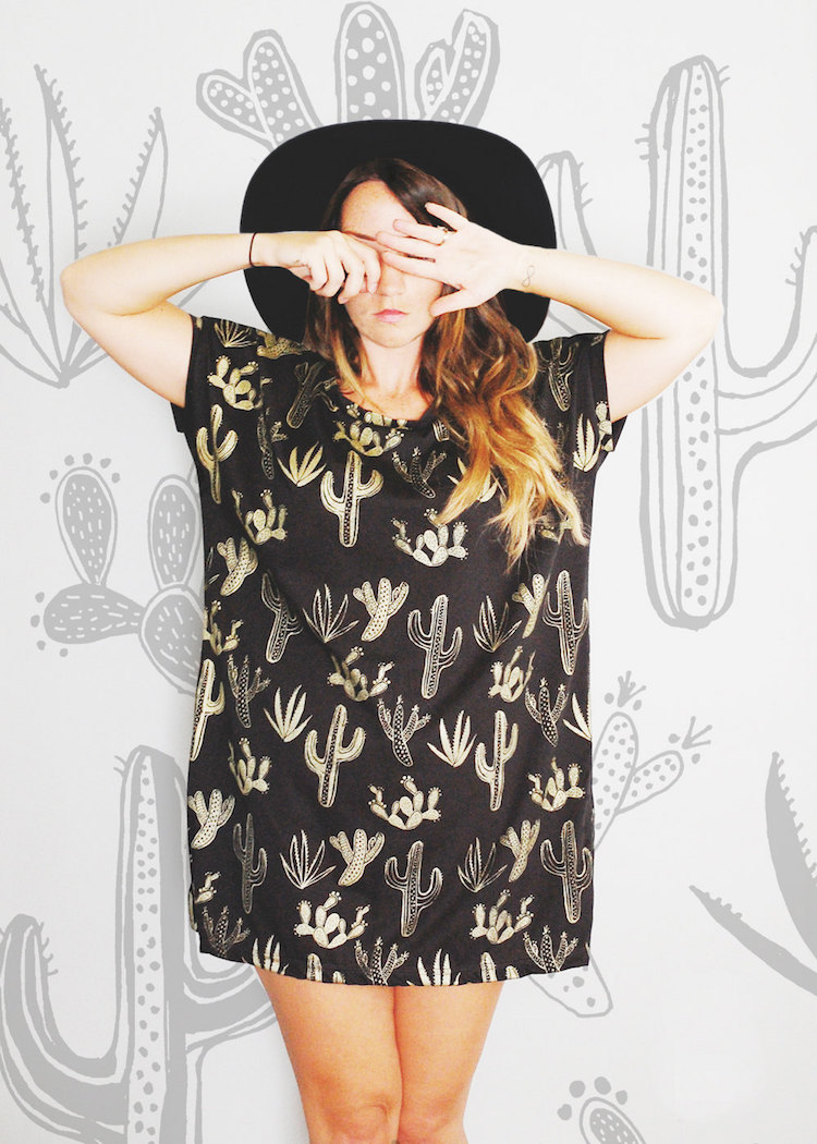 tenue de plage femme -t-shirt-oversize-noire-imprimé-cactus