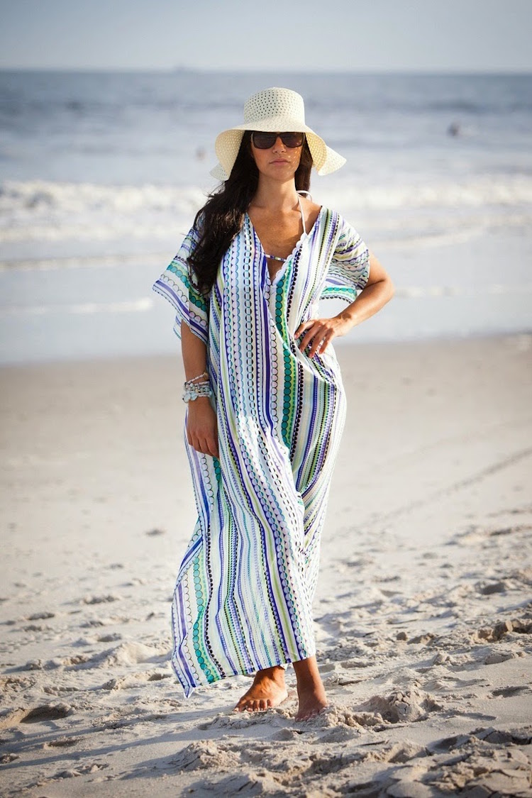 tenue de plage femme -tunique-longue-blanc-vert-chapeau-soleil