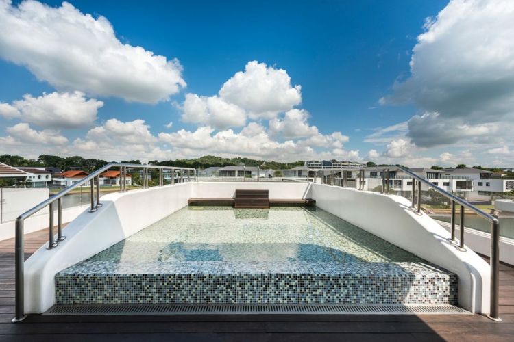 toit-terrasse-bassin-mosaique-maison-architecte-Singapour-forme-bateau