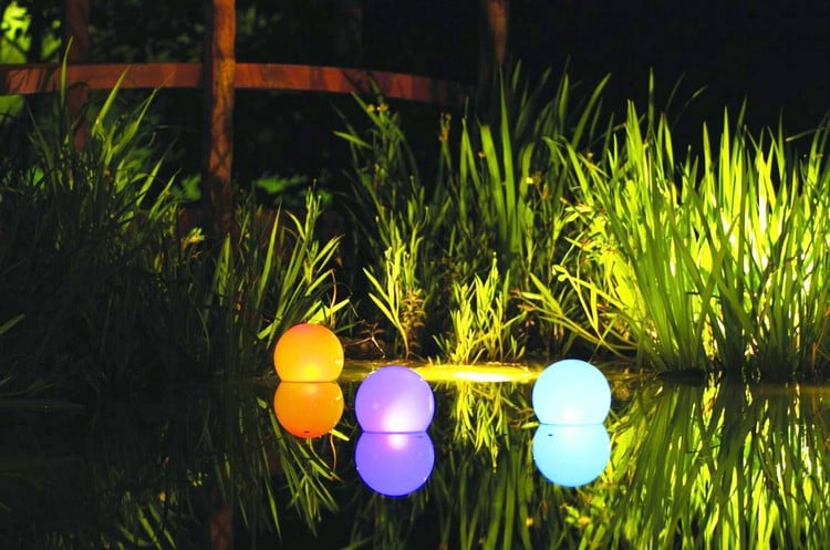 éclairage-extérieur-boules-lumineuses-colorées-bassin-aquatique
