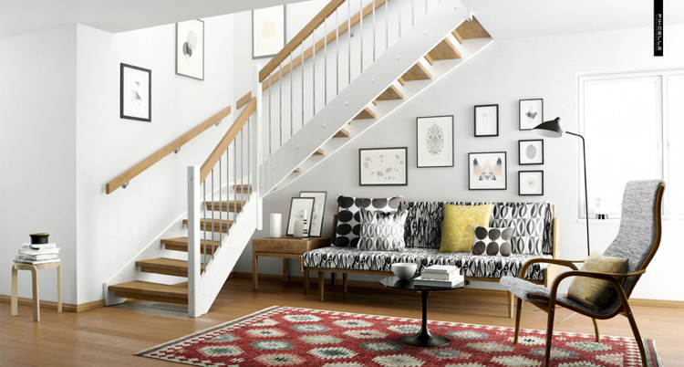 aménagement sous escalier -canapé-scandinave-bout-canapé-bois-déco-images-encadrées-escalier-bois-blanc