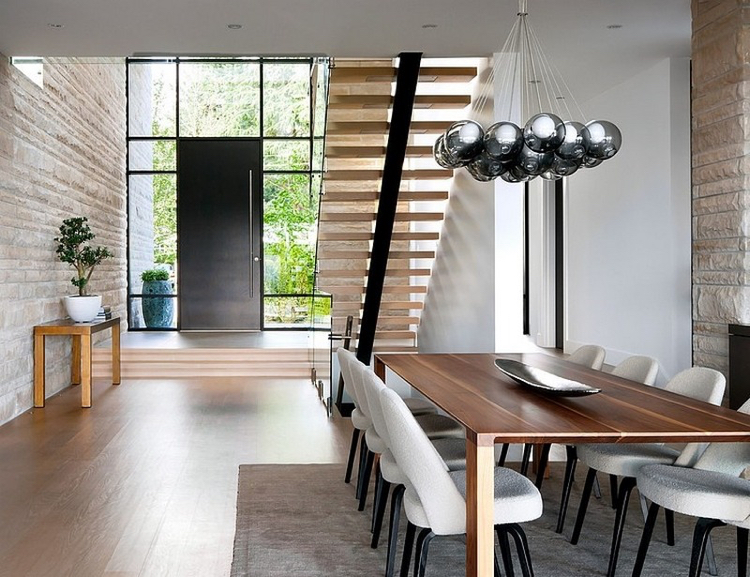 aménagement sous escalier -coin-repas-table-rectangulaire-bois-luminaire-moderne-pierre-parement