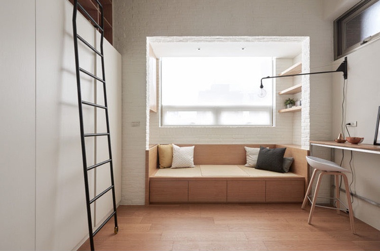 aménager un petit espace -banc-bois-rangements-coin-repas-applique-murale-métal-chaise-bois-blanc
