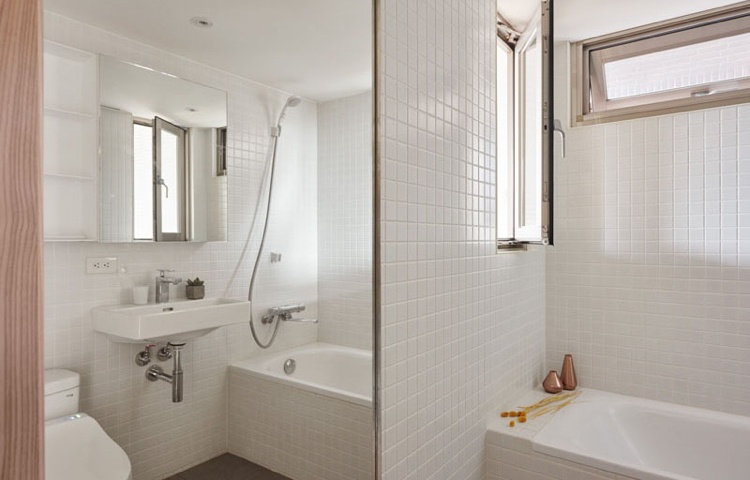 aménager un petit espace -petite-salle-bains-mosaique-blanche-baignoire