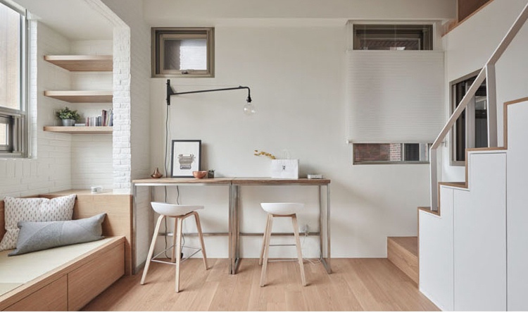 aménager un petit espace -studio-coin-repas-table-bois-banc-bois-étagères