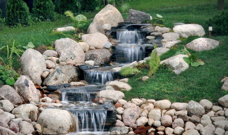 aménagement-jardin-pente-cascade-rochers-pelouse-bassin-eau