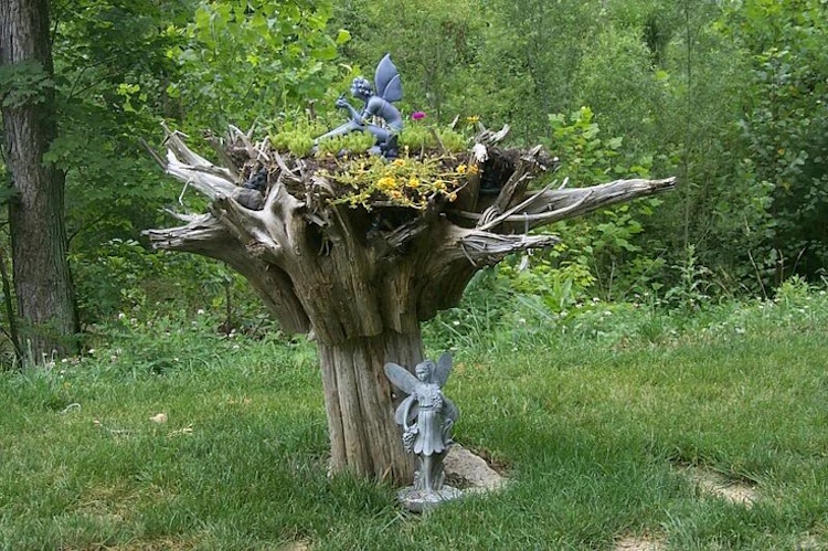 arbre mort décoré-statuettes-fées-plantes-vertes