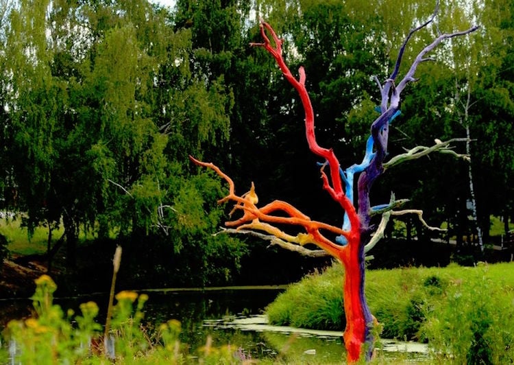 arbre mort peint-couleurs-joyeuses-décorer-jardin