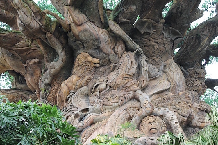 arbre mort sculpté-animaux-sauvages-personnages