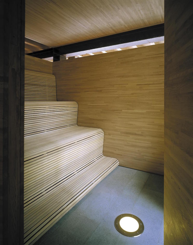 bois de chêne massif-revêtement-bancs-murs-plafond-sauna