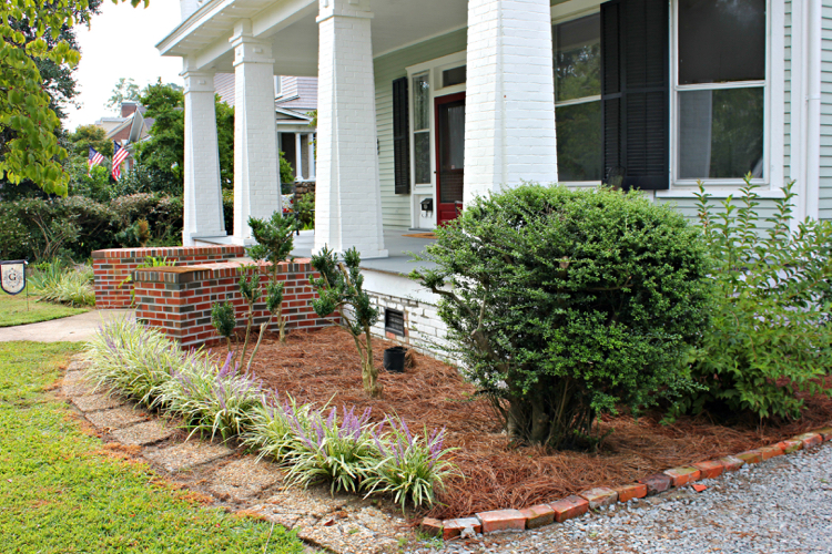 bordures de jardin -briques-parterre-devant-porche