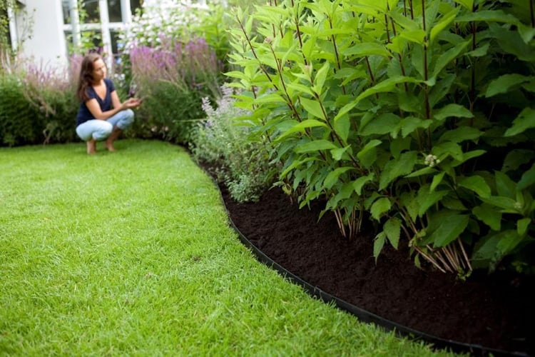 bordures de jardin -planter-sol-acier-noir-souple-parterre-arbustes