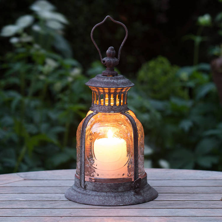 bougie d'extérieur dans une lanterne-ancienne-verre-métal-patiné