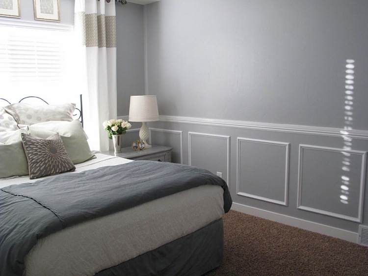 caissons-muraux-cimaise-plinthe-blanc-chambre-peinte-gris-clair