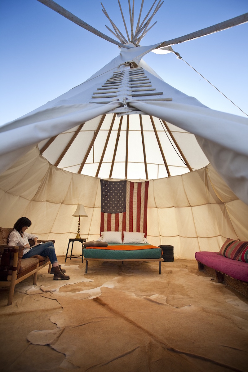 camping-luxe-El-Cosmico-Marfa-Texas-intérieur-tipi-indien-peaux-bêtes