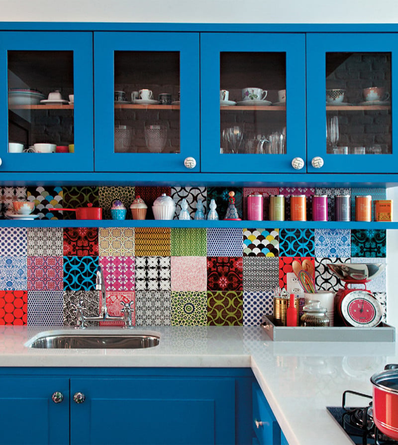 carrelage-cuisine-crédence-multicolore-patchwork-armoires-bleues