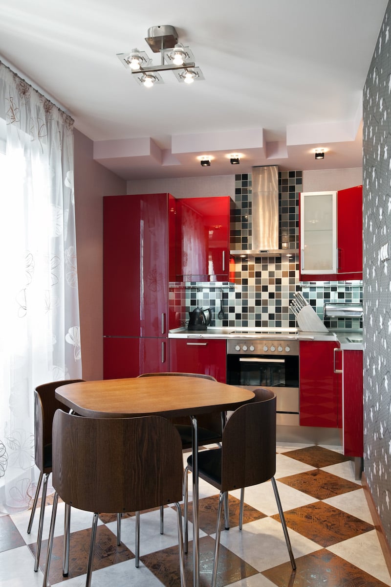 carrelage-cuisine-sol-damier-crédence-mosaique-armoires-rouge-laqué