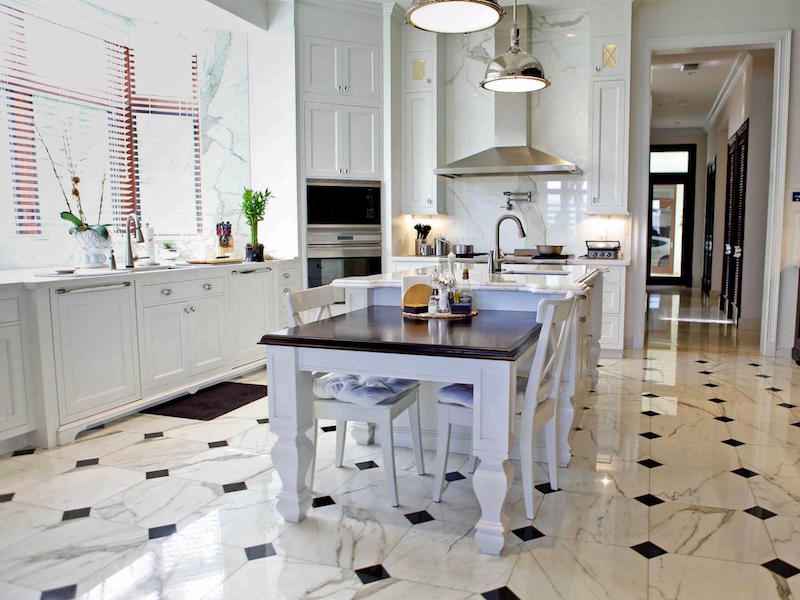 carrelage cuisine de sol en marbre-blanc-cabochons-noirs-meubles-classiques